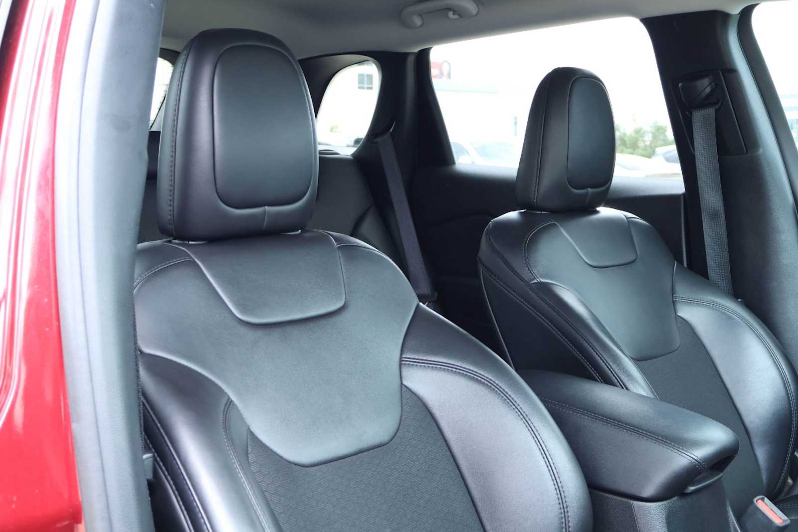 Thumbnail: 2021 Jeep Cherokee - 14