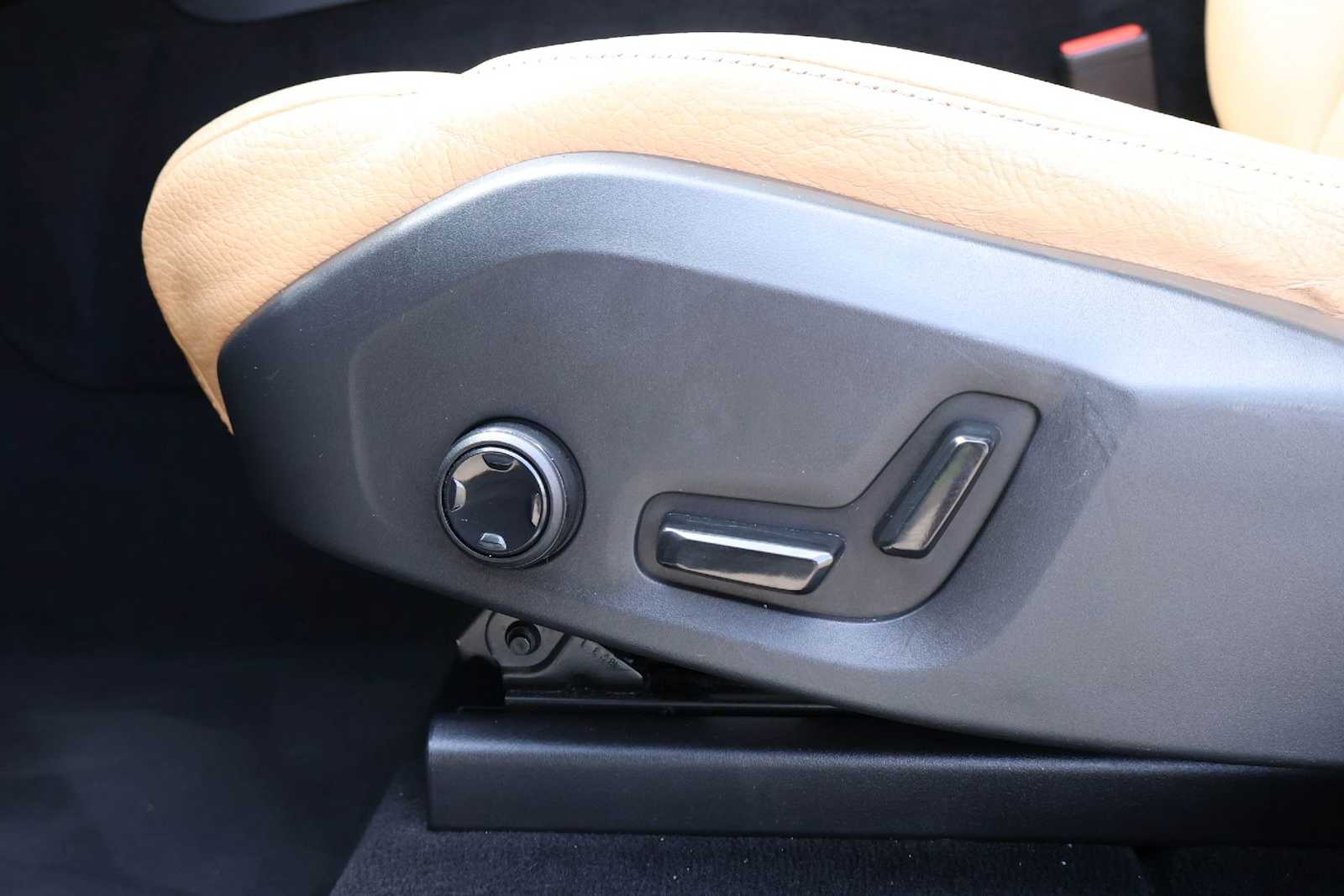 Thumbnail: 2018 Volvo XC60 - 24