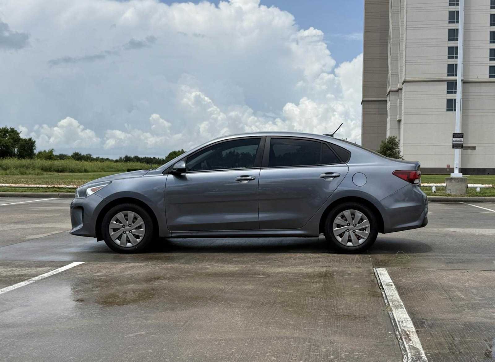 Thumbnail: 2020 Kia Rio - 3