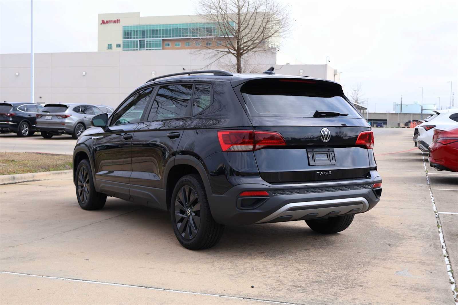 Thumbnail: 2022 Volkswagen Taos - 4