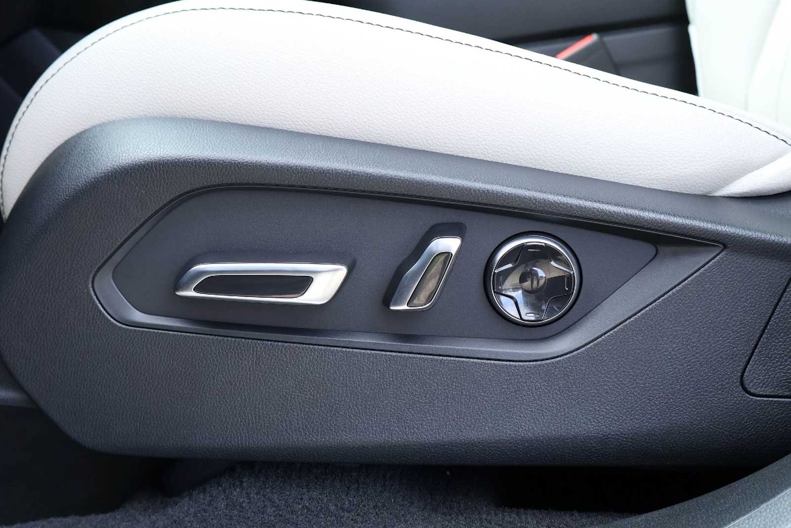 Thumbnail: 2025 Acura RDX - 24