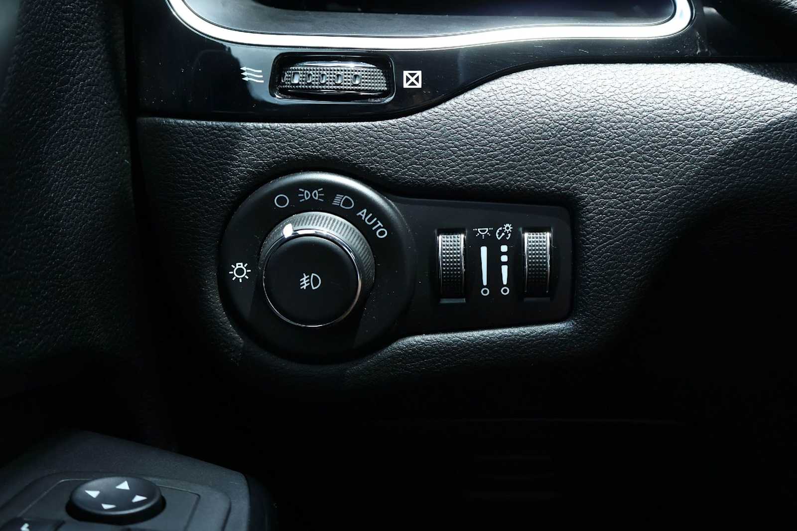 Thumbnail: 2021 Jeep Cherokee - 27