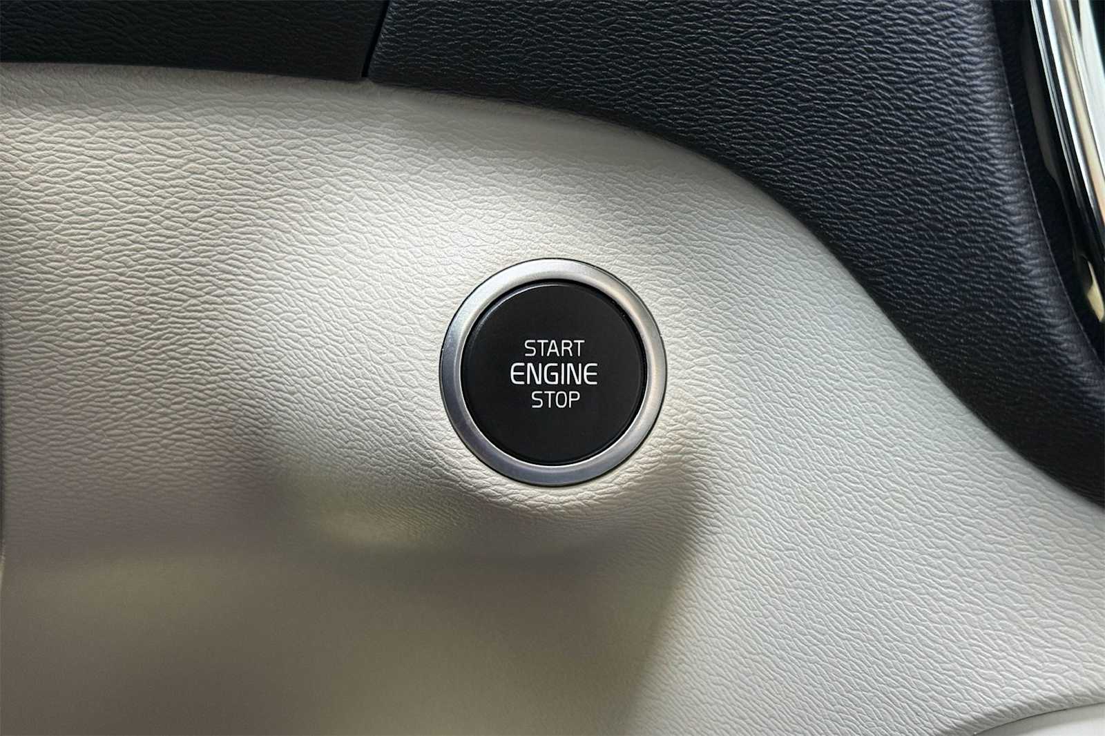 Thumbnail: 2024 Volvo XC40 - 25