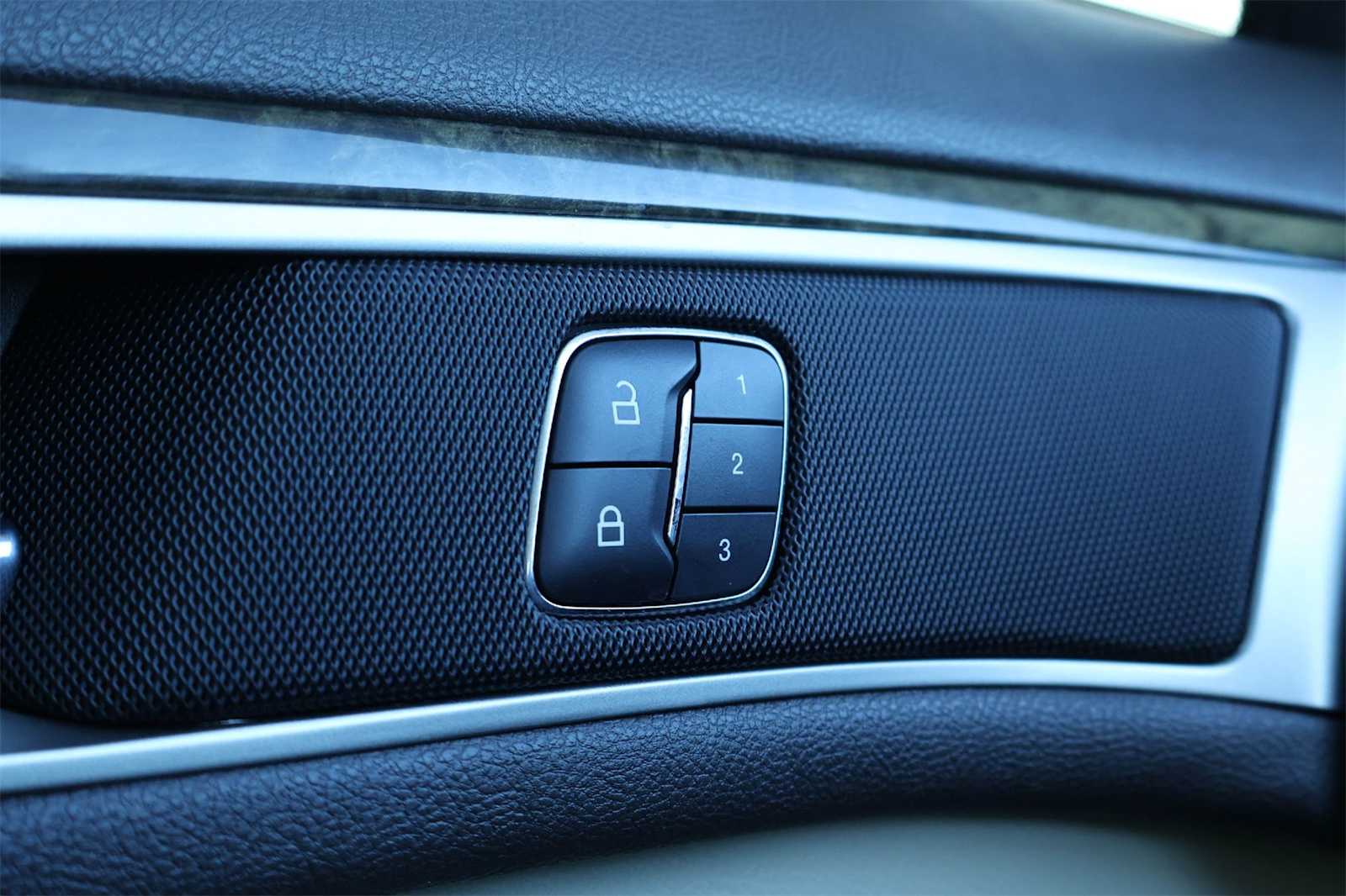 Thumbnail: 2014 Lincoln MKZ - 25