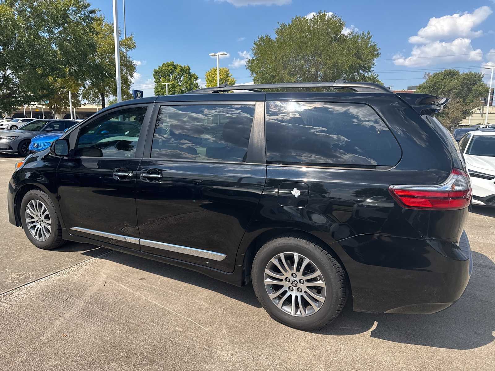 Thumbnail: 2020 Toyota Sienna - 3