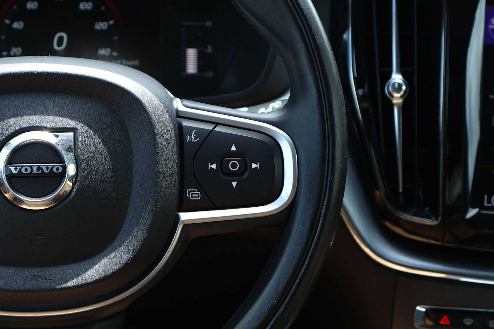 Thumbnail: 2018 Volvo XC60 - 23