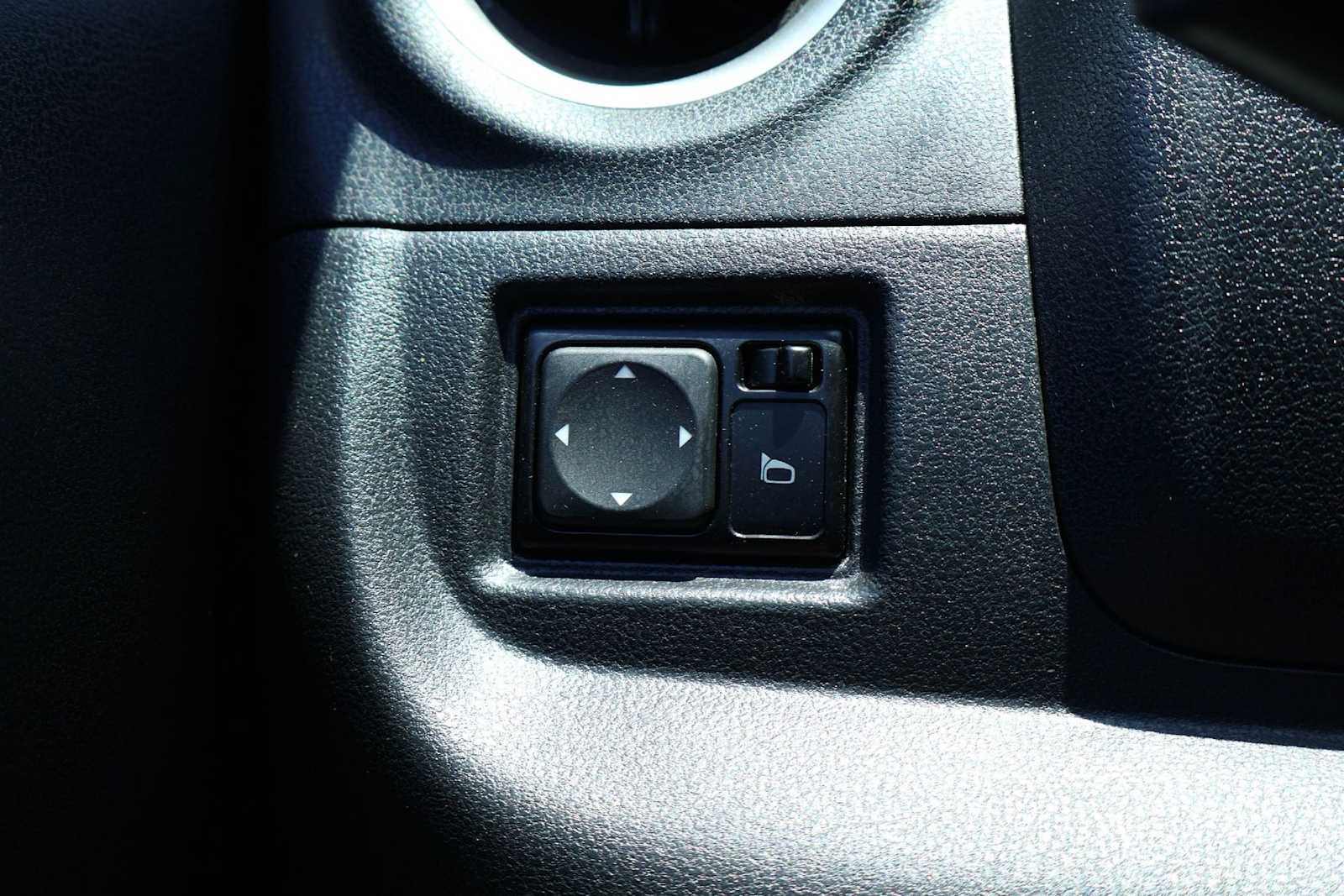 Thumbnail: 2016 Nissan Versa Note - 28