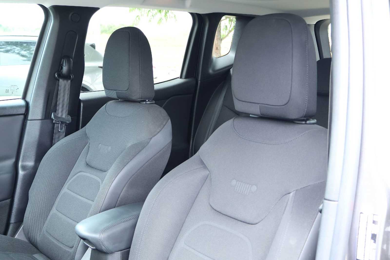Thumbnail: 2016 Jeep Renegade - 11