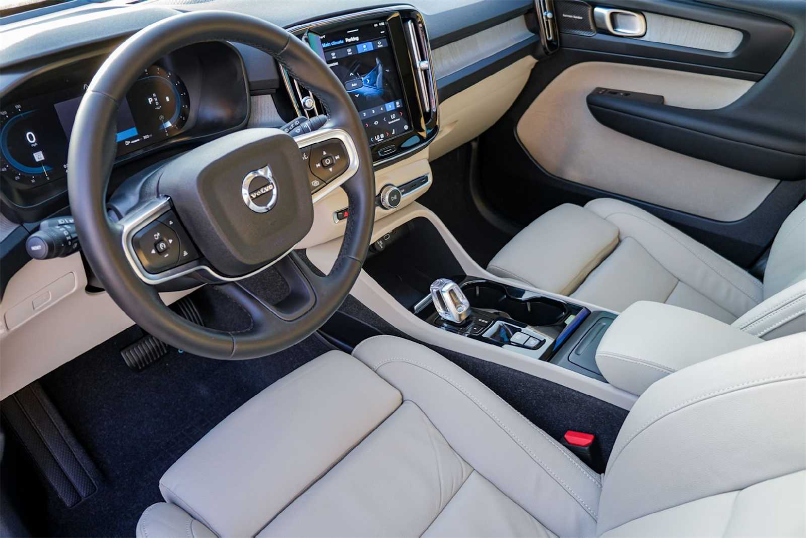 Thumbnail: 2024 Volvo XC40 - 2