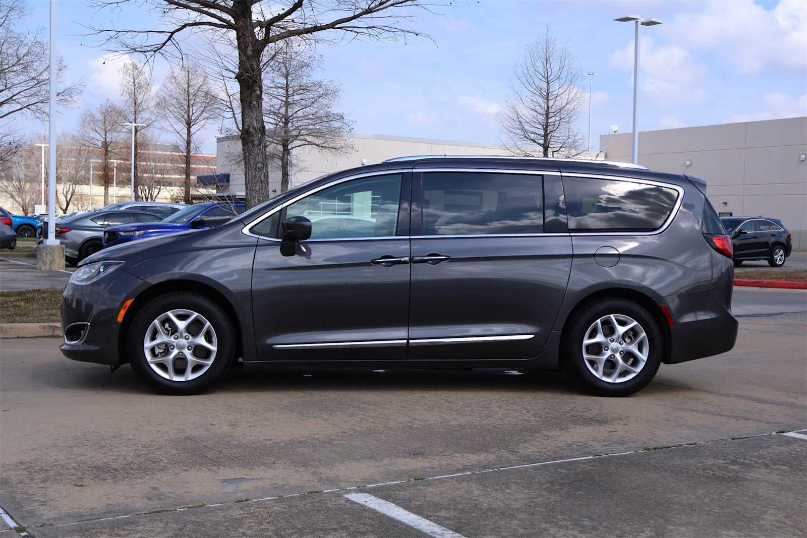 Thumbnail: 2020 Chrysler Pacifica - 3