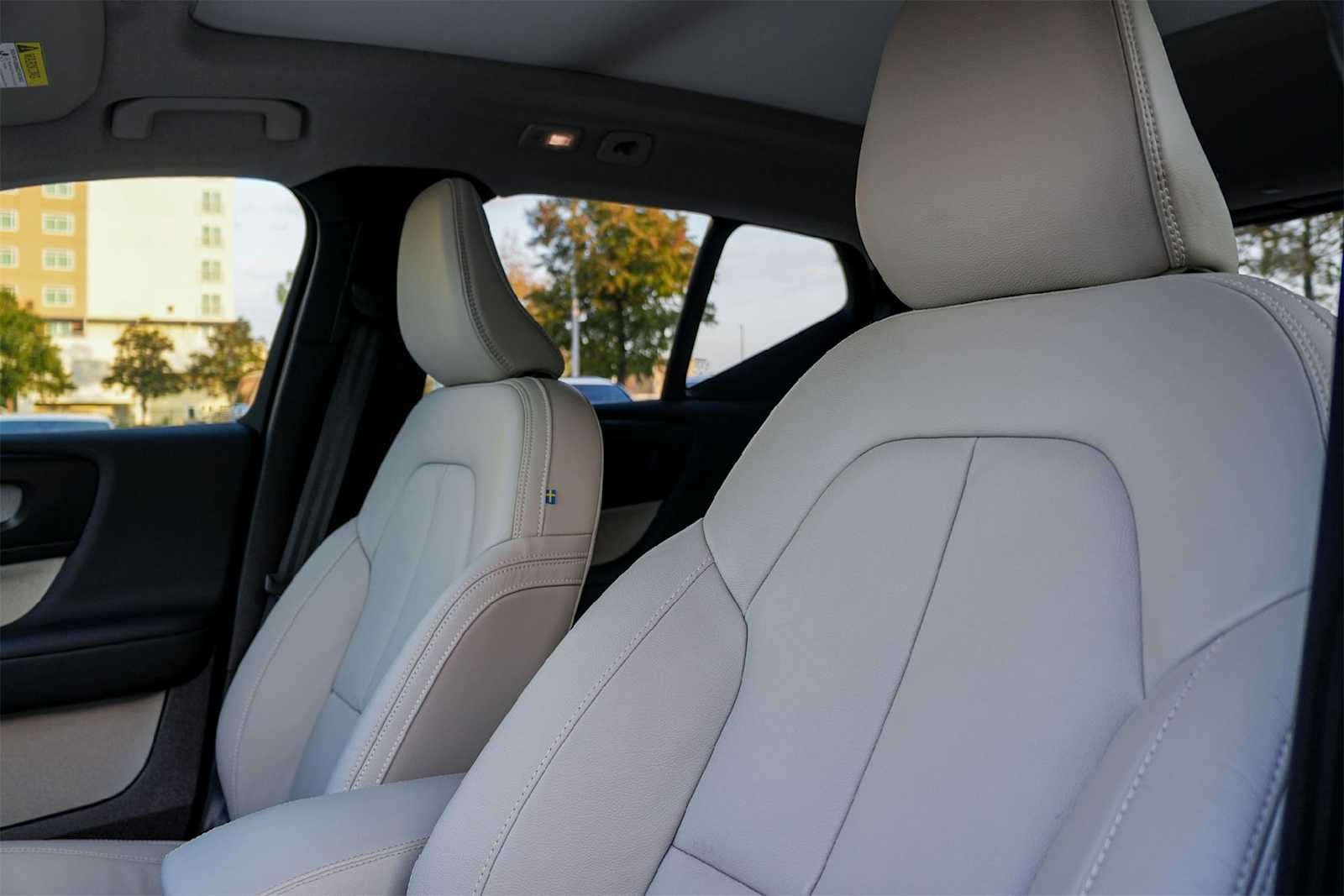 Thumbnail: 2024 Volvo XC40 - 10