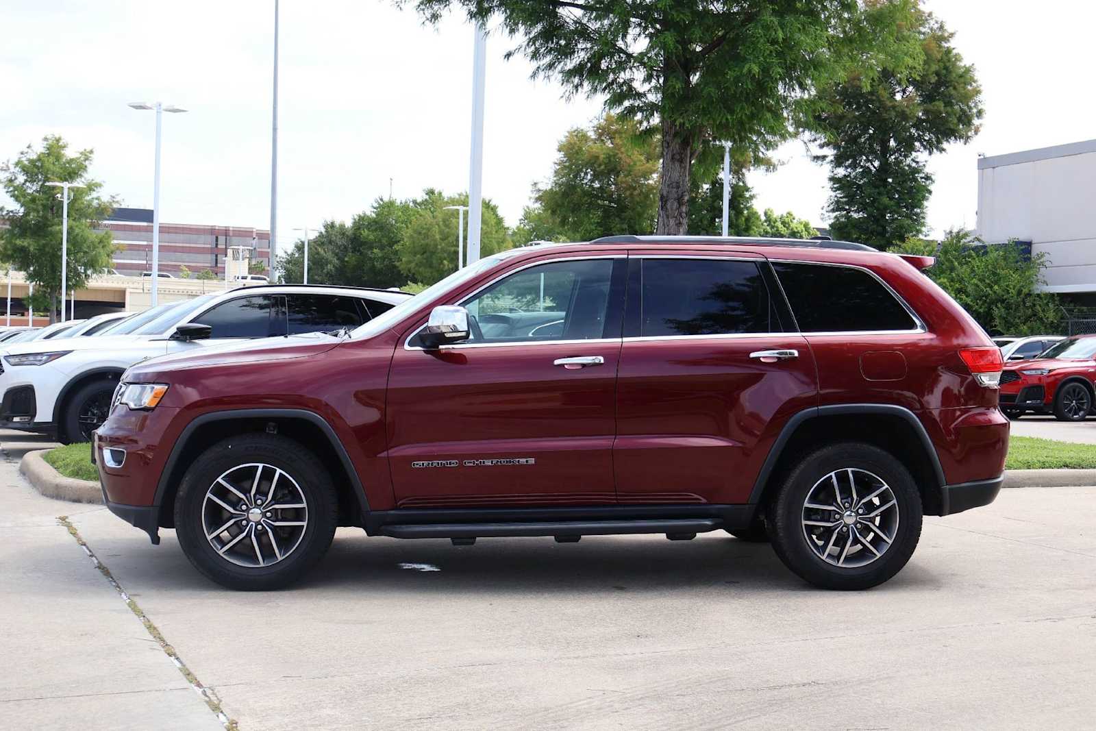 Thumbnail: 2017 Jeep Grand Cherokee - 3
