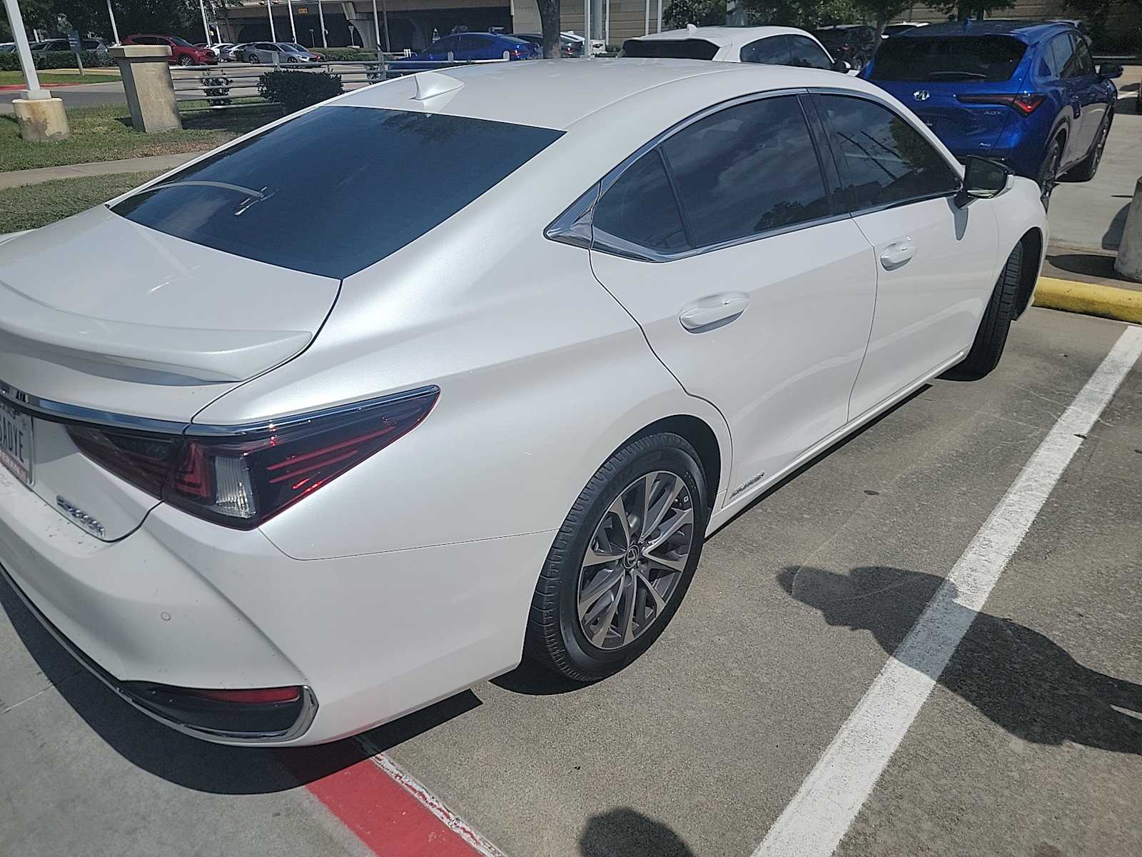 Thumbnail: 2022 Lexus ES - 4