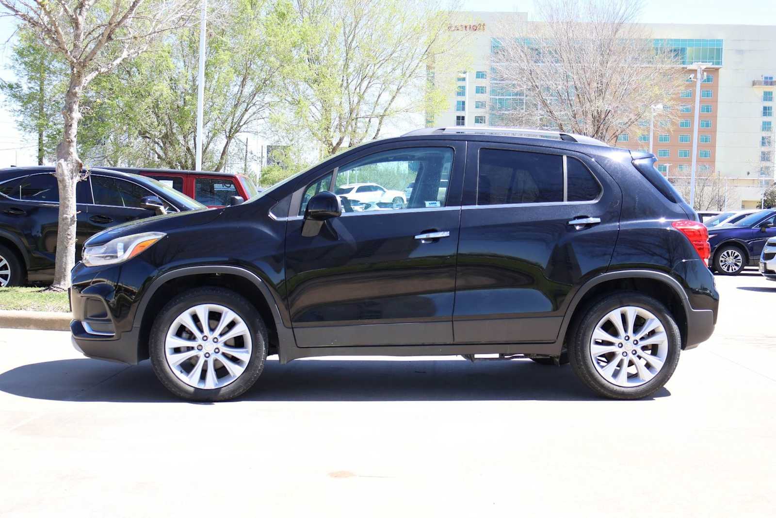 Thumbnail: 2018 Chevrolet Trax - 3