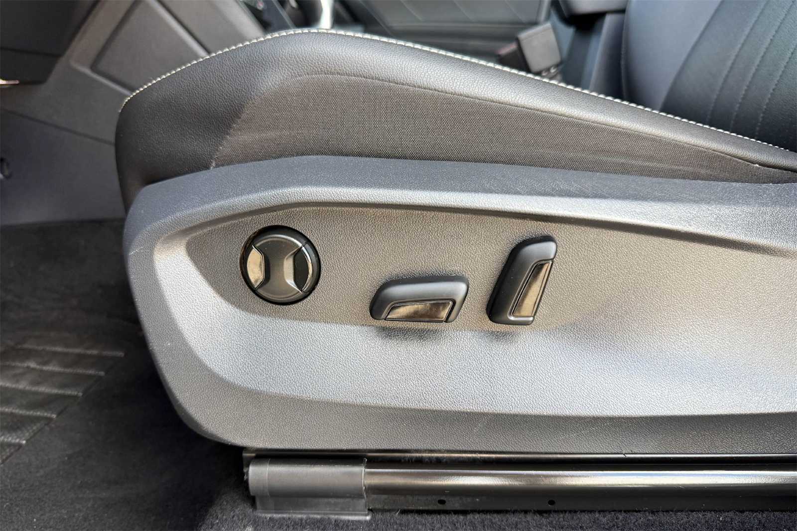 Thumbnail: 2022 Volkswagen Tiguan - 24