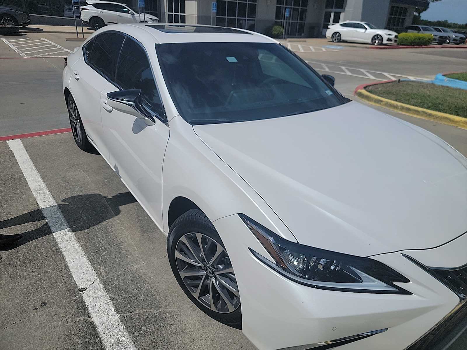 Thumbnail: 2022 Lexus ES - 3