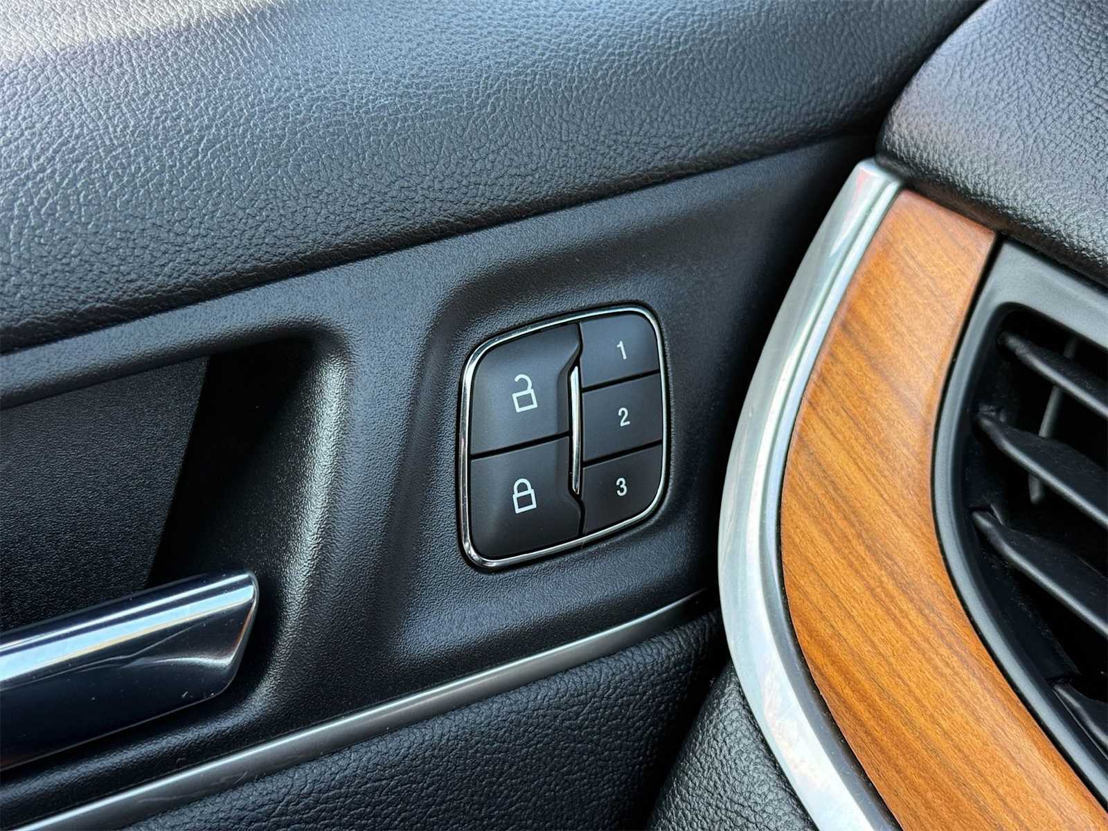 Thumbnail: 2019 Lincoln MKC - 25