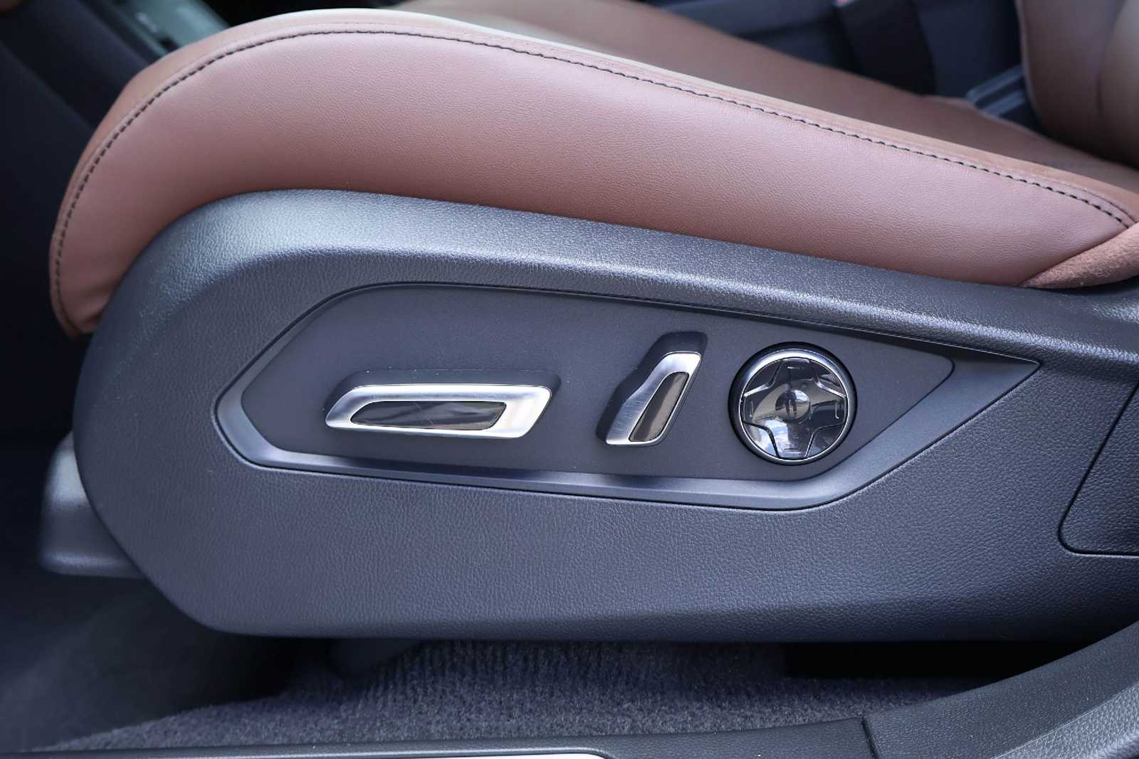 Thumbnail: 2025 Acura RDX - 24