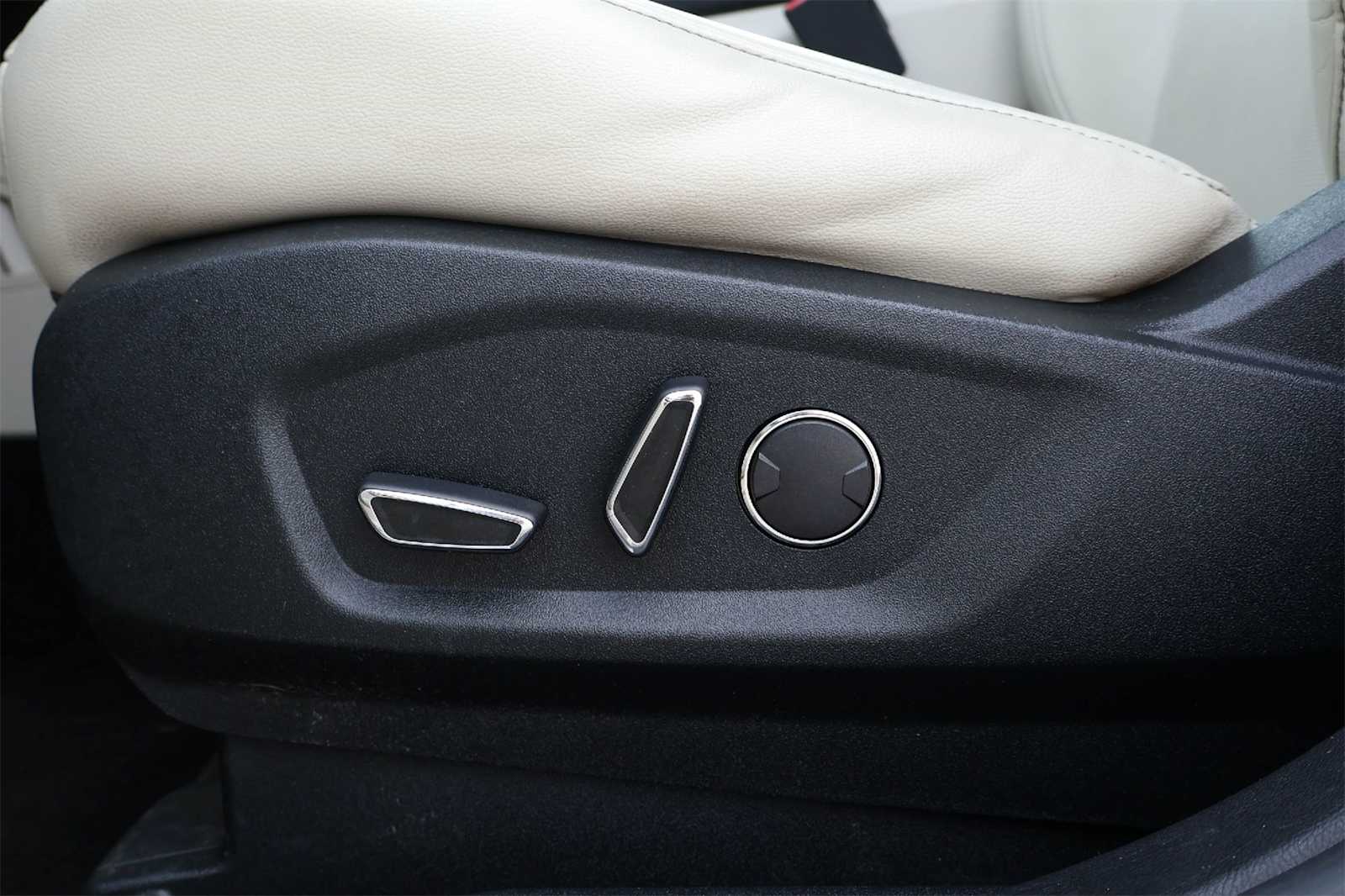 Thumbnail: 2017 Ford Edge - 24