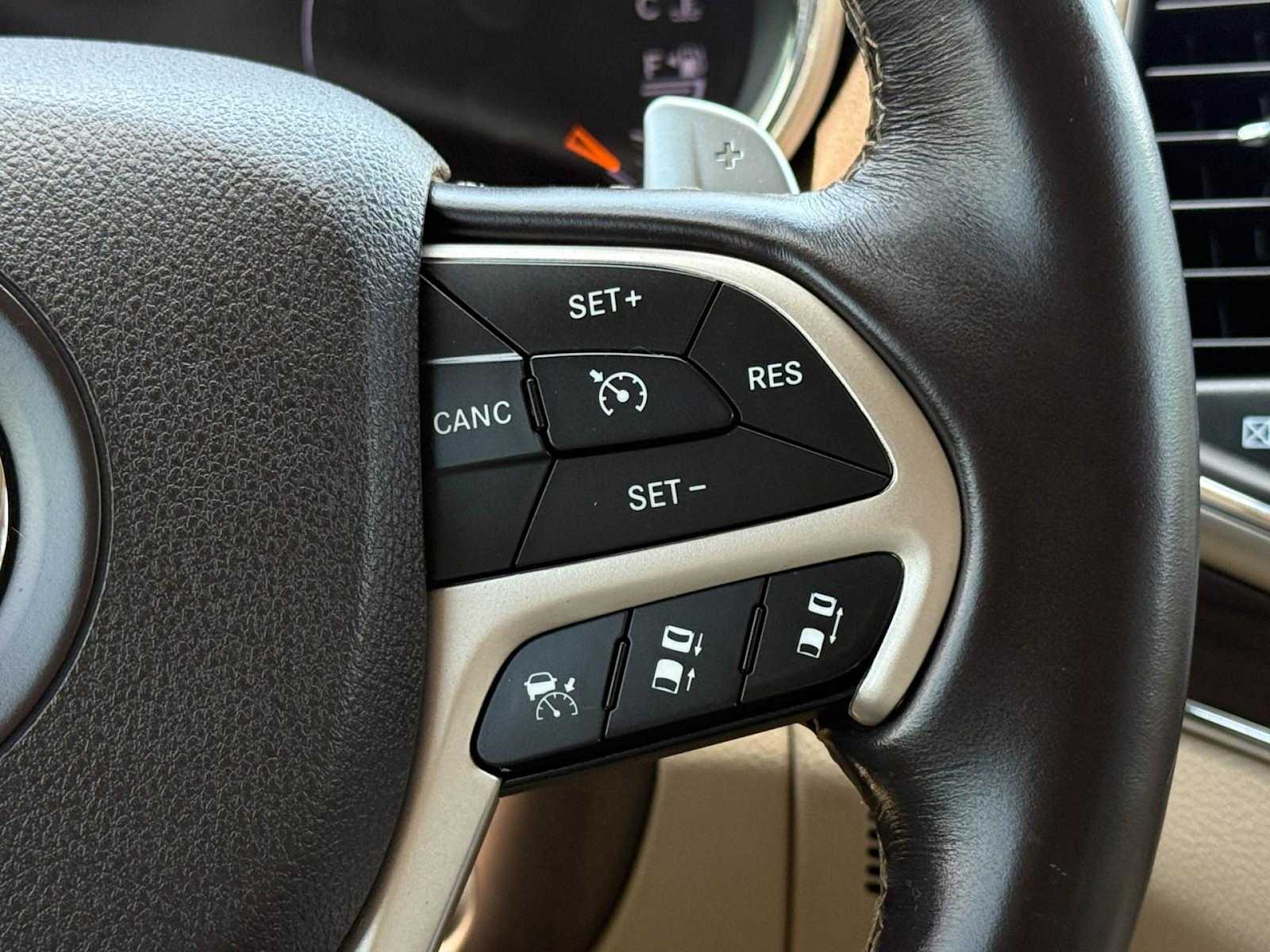 Thumbnail: 2017 Jeep Grand Cherokee - 23