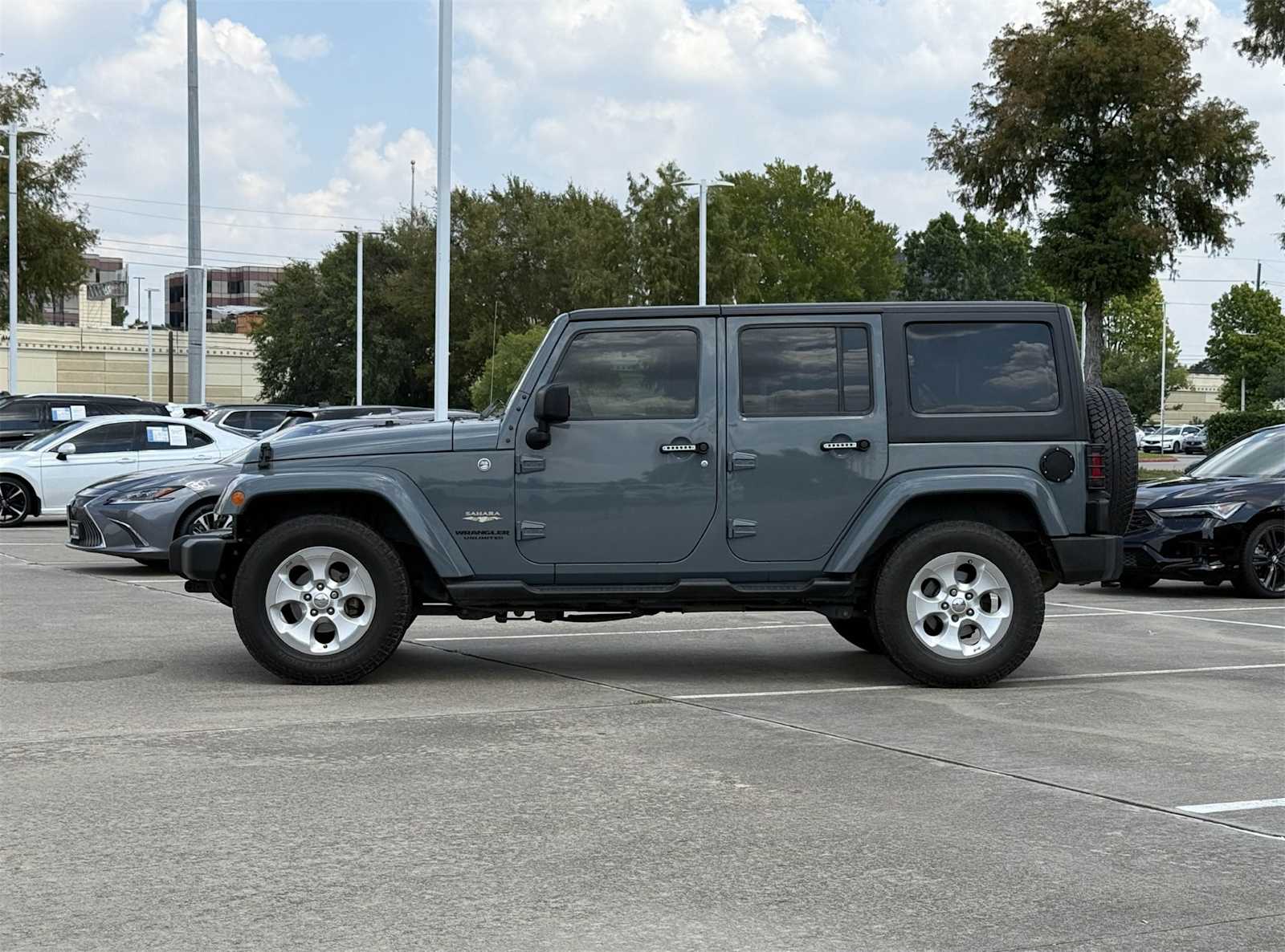 2015 Jeep Wrangler Unlimited Sahara photo 3