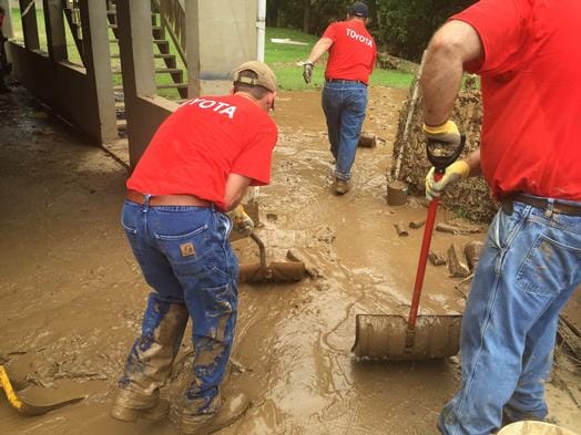 TMMWV_Flood_Volunteers_002_048AD518BCC59D53CAEB4E6A4F52C9B7844CC8B7_low.JPG