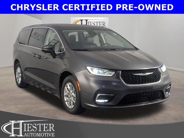 2023 Chrysler Pacifica Touring L's photo