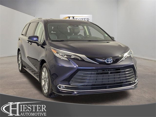 2024 Toyota Sienna Platinum's photo