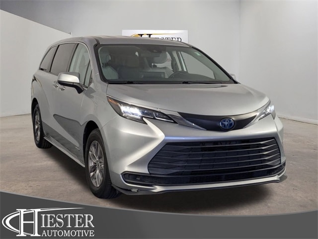 2021 Toyota Sienna LE's photo