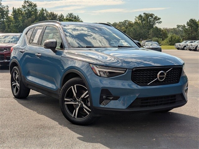 2023 Volvo XC40 Plus photo 2