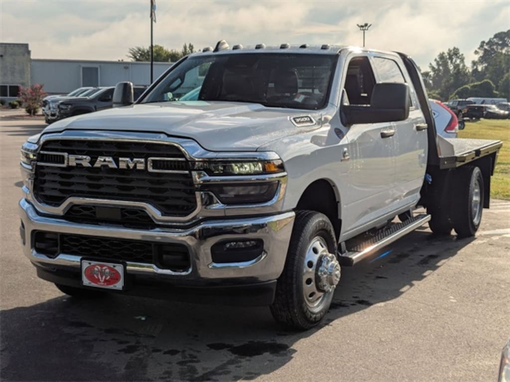 New 2025 Ram 3500 Chassis Cab 3500 TRADESMAN CREW CAB CHASSIS 4X4 60' CA Pickup