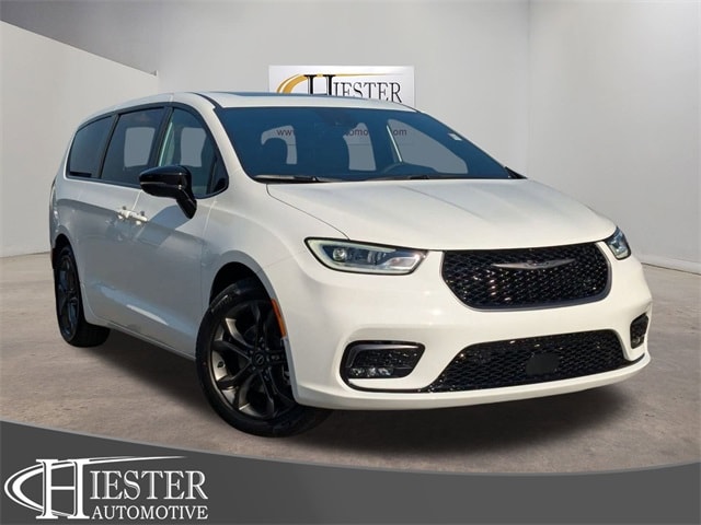2026 Chrysler Pacifica Select's photo