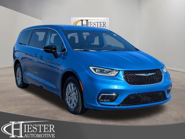 2026 Chrysler Pacifica Select's photo