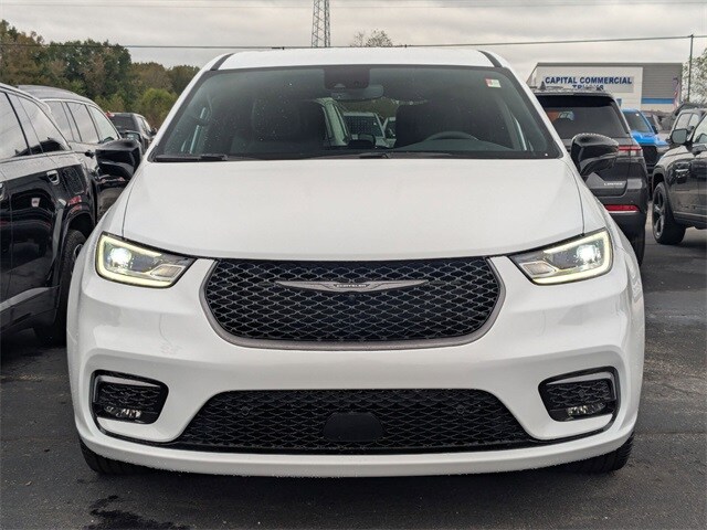 2026 Chrysler Pacifica photo 3