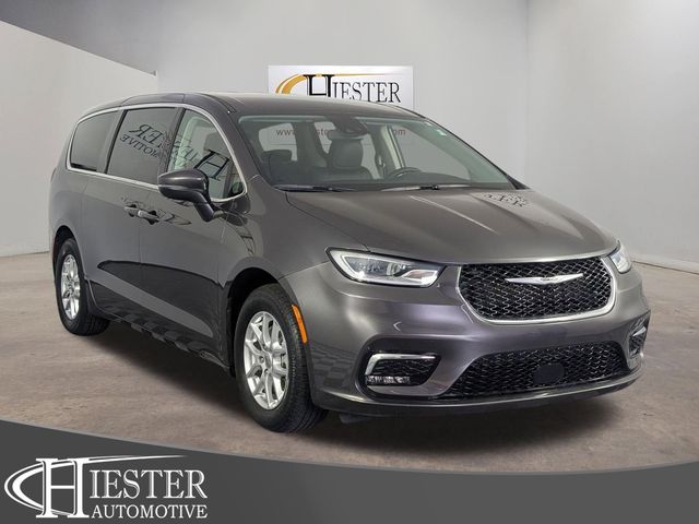2023 Chrysler Pacifica Touring L's photo