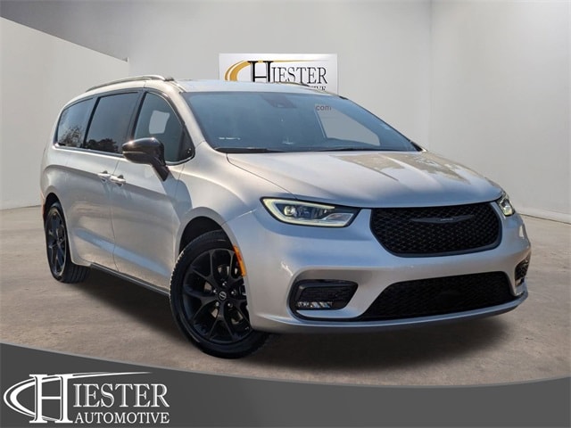 2026 Chrysler Pacifica Select's photo