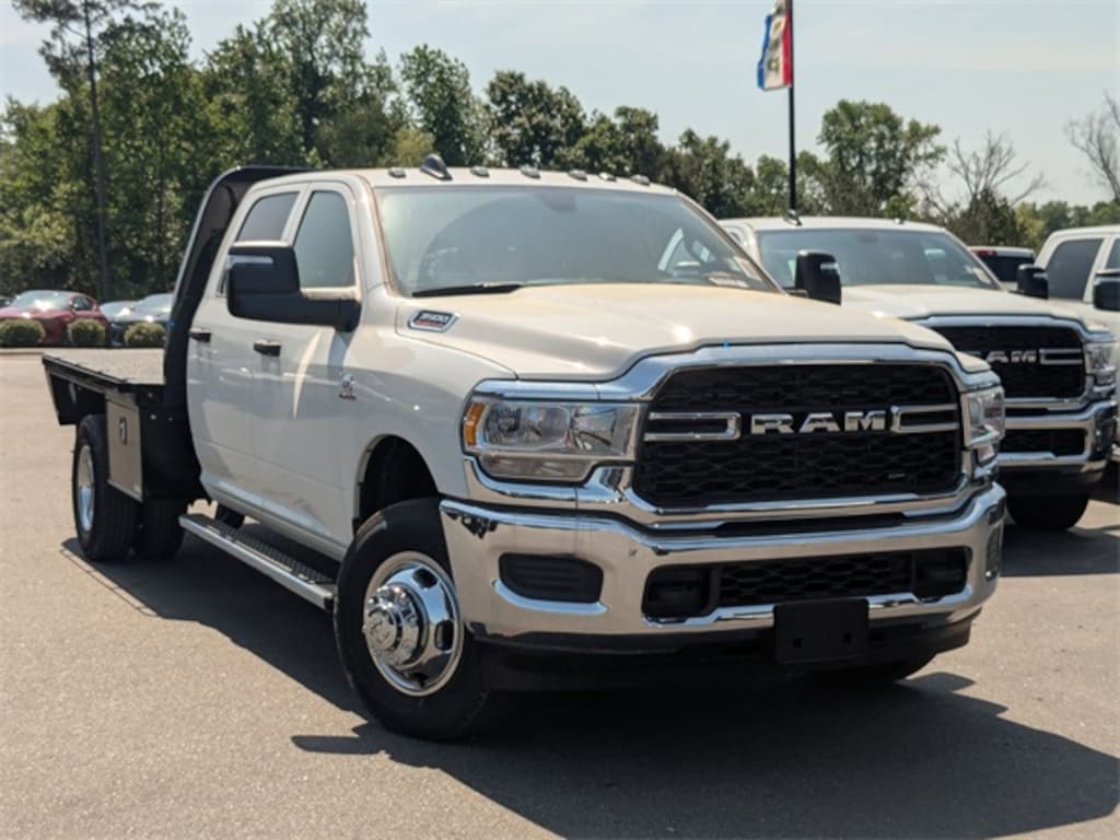 New 2024 Ram 3500 Chassis Cab 3500 TRADESMAN CREW CAB CHASSIS 4X4 60' CA Pickup