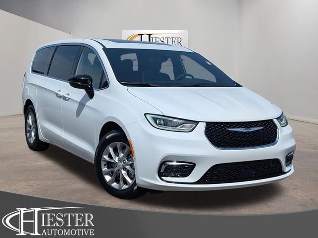 2026 Chrysler Pacifica Limited's photo