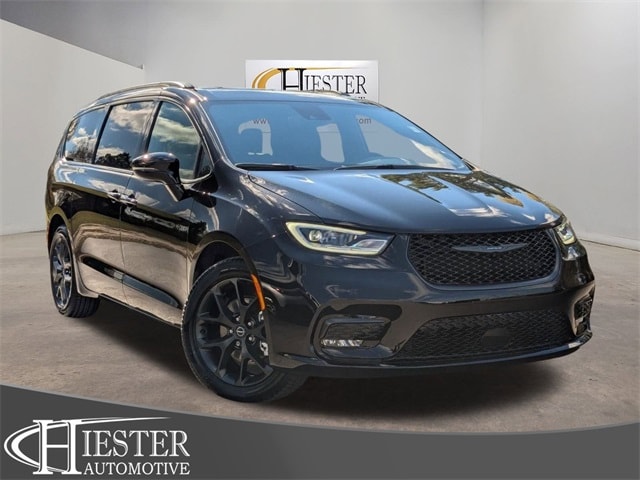 2026 Chrysler Pacifica Select's photo