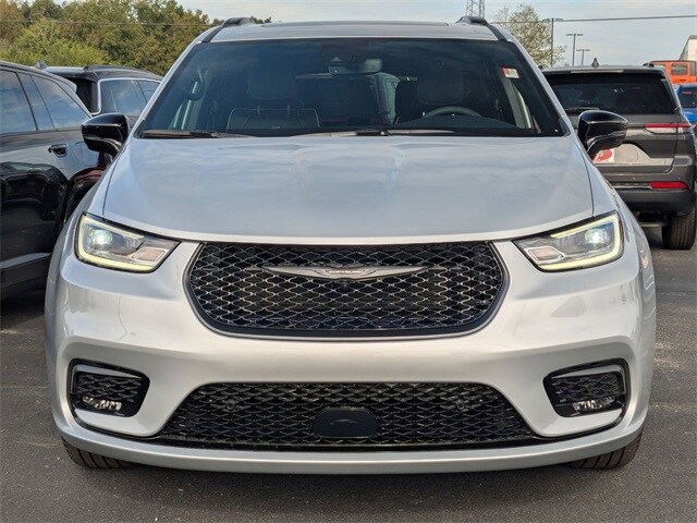 2026 Chrysler Pacifica Limited photo 3