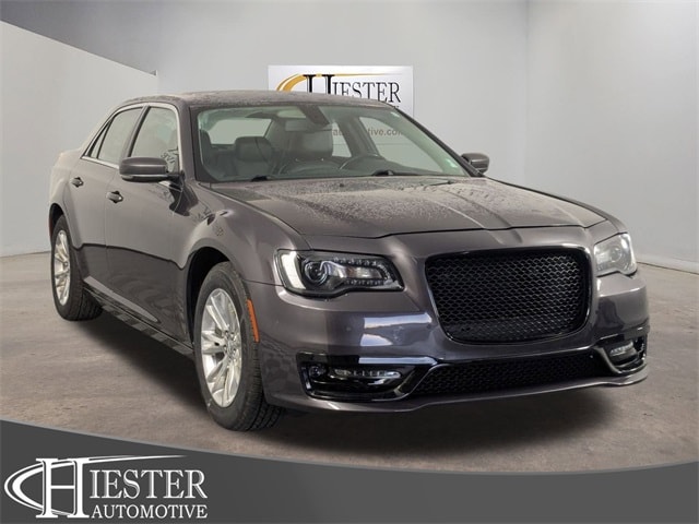 2021 Chrysler 300 Touring's photo