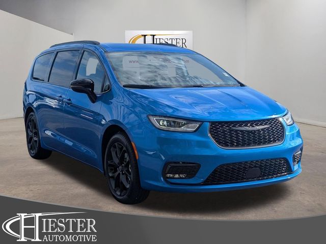 2026 Chrysler Pacifica Select's photo