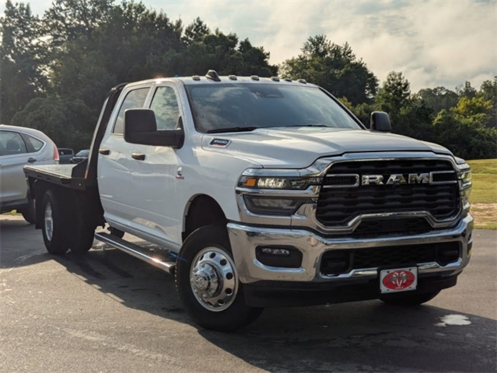 New 2025 Ram 3500 Chassis Cab 3500 TRADESMAN CREW CAB CHASSIS 4X4 60' CA Pickup