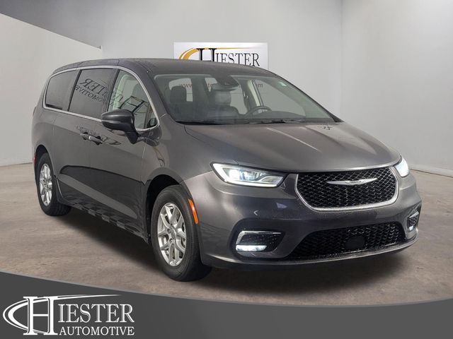 2023 Chrysler Pacifica Touring L's photo