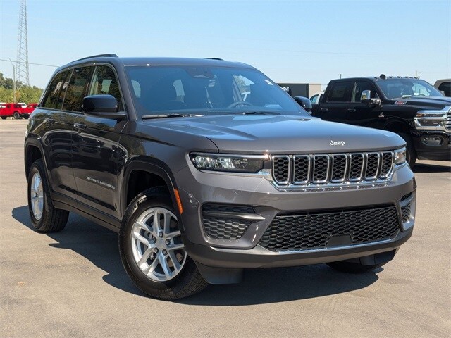 2025 Jeep Grand Cherokee Laredo photo 2