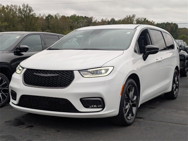 2026 Chrysler Pacifica photo 4