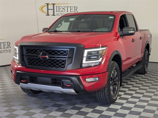 2021 Nissan Titan PRO-4X Crew Cab photo 4