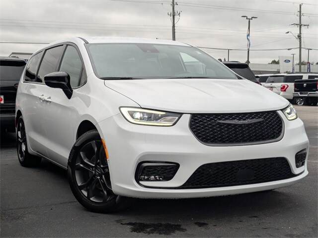 2026 Chrysler Pacifica photo 2