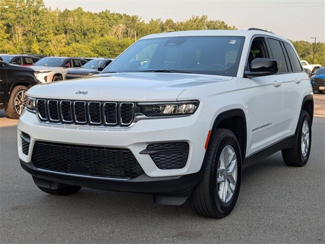 2025 Jeep Grand Cherokee Laredo photo 3