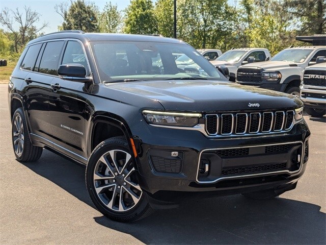 2025 Jeep Grand Cherokee Overland photo 2